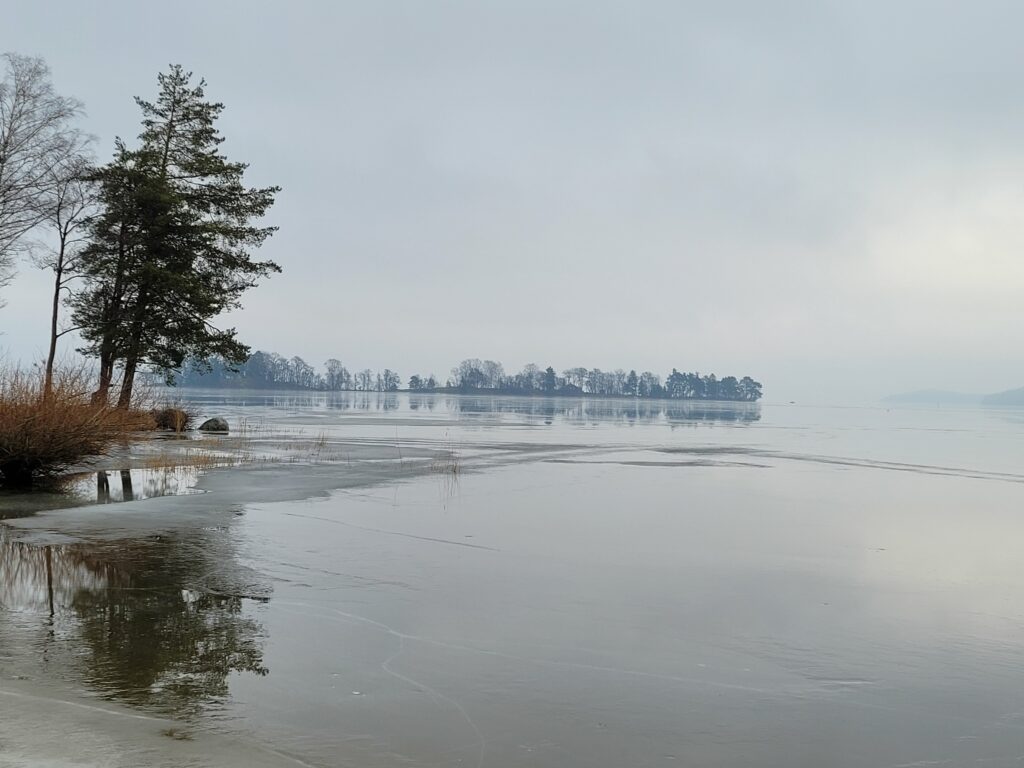 Havet i Sverige en dimmig dag utan sol.